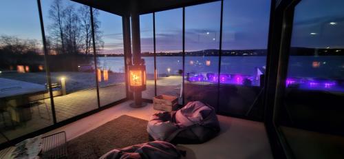 Výhled na řeku, která protéká v blízkosti vily