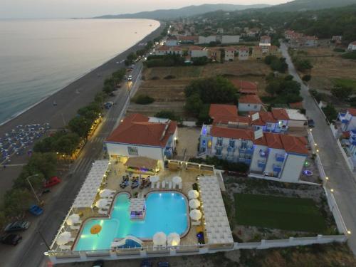 Blick auf Aphrodite Beach Hotel aus der Vogelperspektive