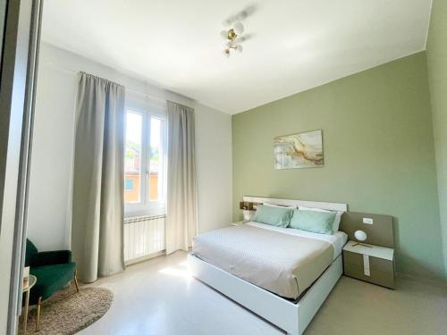 Un pat sau paturi într-o cameră la TonyMan Apartment 2