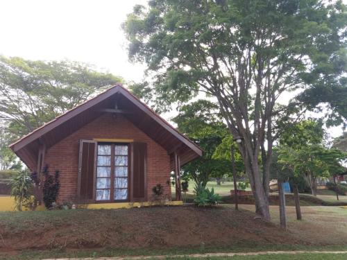 Ein Garten an der Unterkunft Chalé Represa Varanda do Sol - Chalé Alvenaria