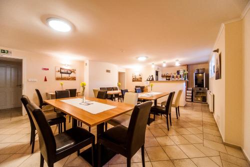 comedor con mesa y sillas en Boutique Hotel Golf Garni, en Mikulov