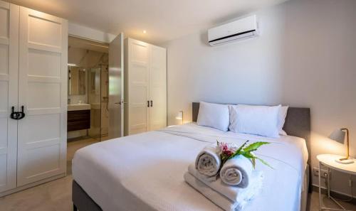 Postel nebo postele na pokoji v ubytování Two Tides Luxury