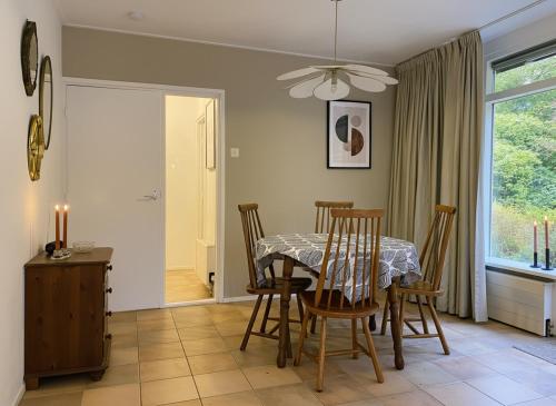 Un comedor con mesa y sillas en Cozy forest house ideal for relaxing, en Wateren