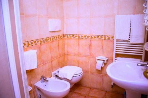 a bathroom with a toilet and a sink at Hotel Ristorante La Perla in Varallo Pombia