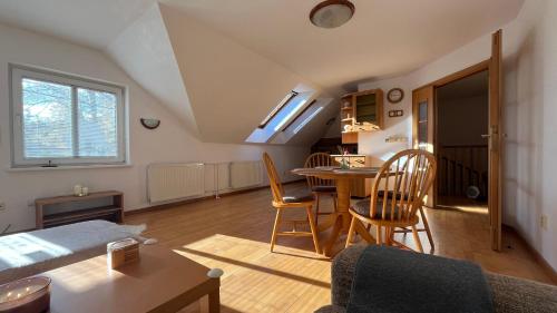 Srdce Mesta 3 - slnečný apartmán V Podkroví s balkónom nad ulicou