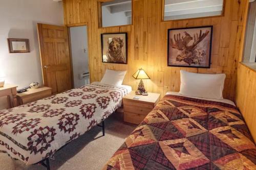 a bedroom with two beds in a room at Summit House East 1 Bed Loft 2 Bath SHMB in Wheeler Junction