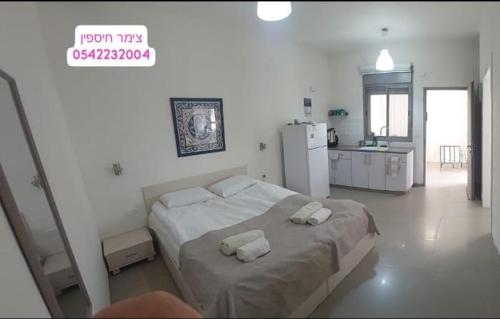 une chambre avec un grand lit avec deux oreillers dessus dans l'établissement צימר חספין, à Haspin