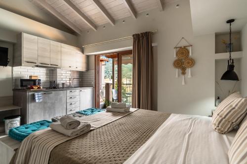 une chambre avec un grand lit avec des serviettes dessus dans l'établissement Emily Apartments, à Nydri