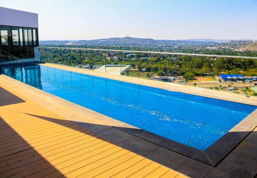 een groot zwembad bovenop een gebouw bij Menlyn Maine luxury appartment in Vosburg
