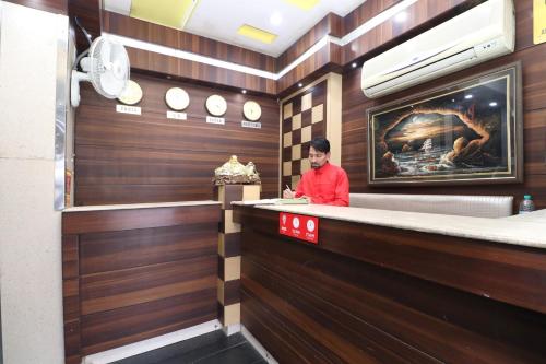 a man standing at a bar in a restaurant at HOTEL O Vivek International Hotel in Jalandhar