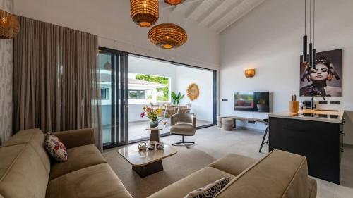 een woonkamer met een bank en een tafel bij Penthouse Mesa Bonita in Jan Thiel