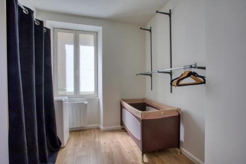 Salignac EyviguesMaison T3 tout confort et spa Le Clos des Pierres的带梳妆台和窗户的客房