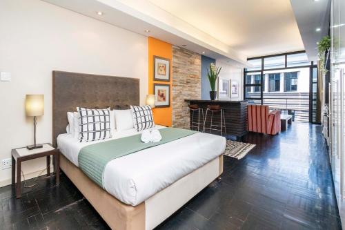 une chambre avec un grand lit dans une pièce dans l'établissement Heritage-Chic Apartment in Cape Town, au Cap