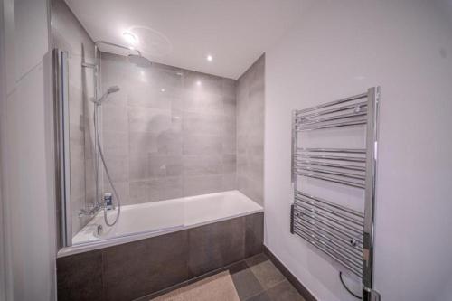Ένα μπάνιο στο Luxury 3BR Apt Sleeps 10, Wembley & Park Views