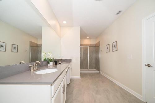 a bathroom with a sink and a shower at 2744HM VILLA 5 BED/5 BA (SANITIZED) in Kissimmee