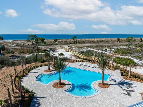 ポート・セント・ジョーにあるSunkissed Paradiseのヤシの木のあるプールの上空からの眺め