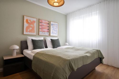 ein Schlafzimmer mit großem Bett und Fenster in der Unterkunft Premium Apartments I home2share in Osnabrück