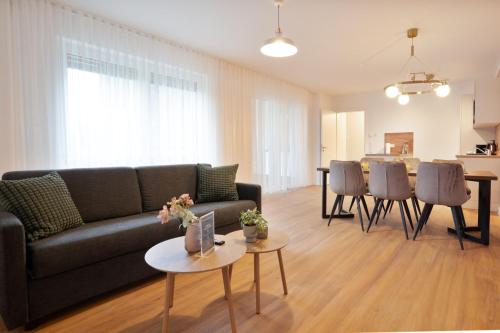 ein Wohnzimmer mit Sofa und Tisch in der Unterkunft Premium Apartments I home2share in Osnabrück