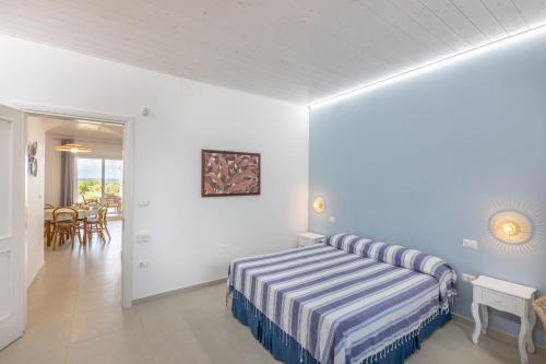 une chambre avec un lit et une salle à manger dans l'établissement I Mirti - Home Holiday, à Marina di Mancaversa