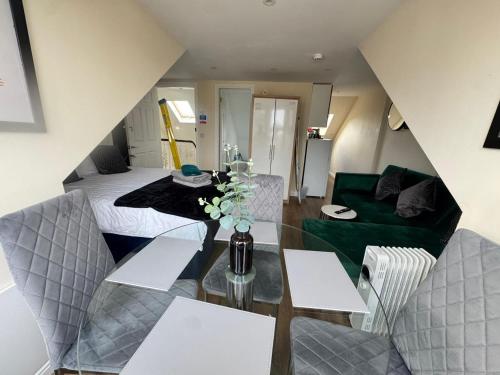 una sala de estar con una mesa y un sofá en Apartment 5- 216 High Street, en Arbroath