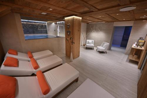 Una sala de estar con un sofá blanco y una mesa. en Hotel Piccolo Tibet, en Livigno