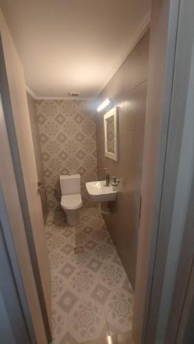 a bathroom with a toilet and a sink at VILLA ΣΤΡΑΤΙΩτΗΣ in Néa Péramos