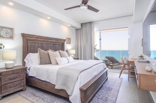 Ένα ή περισσότερα κρεβάτια σε δωμάτιο στο Amazing 2 bedroom Beach Front Condominium at Encantame E1102