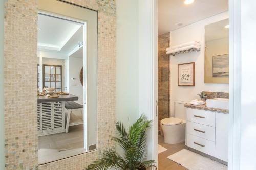 Ένα μπάνιο στο Amazing 2 bedroom Beach Front Condominium at Encantame E1102