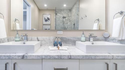 Koupelna v ubytování Waterfront Getaway 2 Bedroom Condo W704