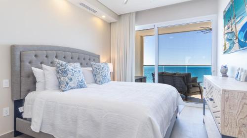 Postel nebo postele na pokoji v ubytování Waterfront Getaway 2 Bedroom Condo W704