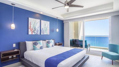 Ένα ή περισσότερα κρεβάτια σε δωμάτιο στο Spectacular Ocean View Condo Verano 2205 Encantame Towers