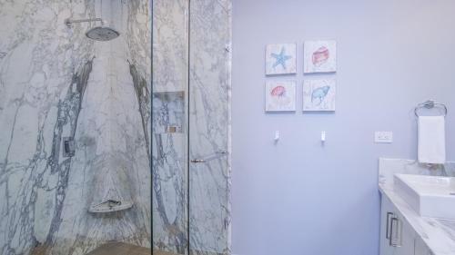 Ένα μπάνιο στο Spectacular Ocean View Condo Verano 2205 Encantame Towers