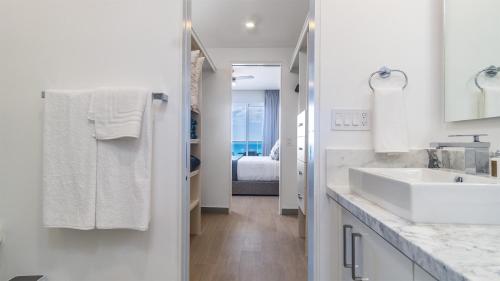 Ένα μπάνιο στο New & Amazing condo @ Encantame W604