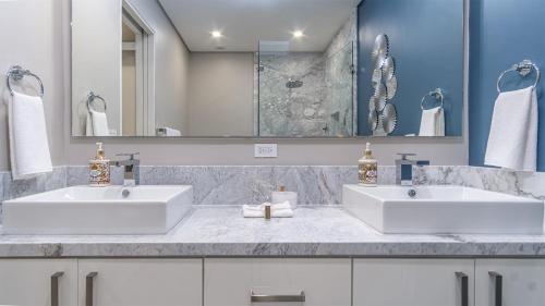 Ένα μπάνιο στο Amaizing condo by the beach Encantame W1704