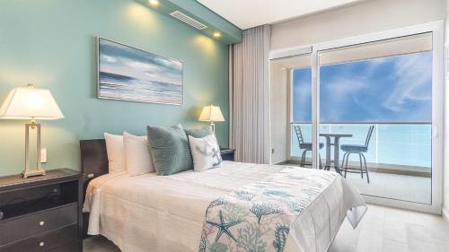 Ένα ή περισσότερα κρεβάτια σε δωμάτιο στο Amaizing condo by the beach Encantame W1704