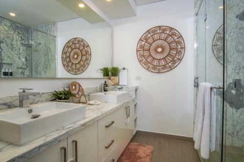 Ένα μπάνιο στο Awesome 3 bedroom condo Encantame Tower E 301