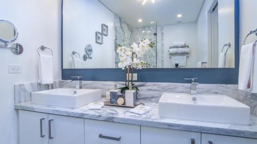 Ένα μπάνιο στο Waterfront Contemporary condo E2105 at Encantame