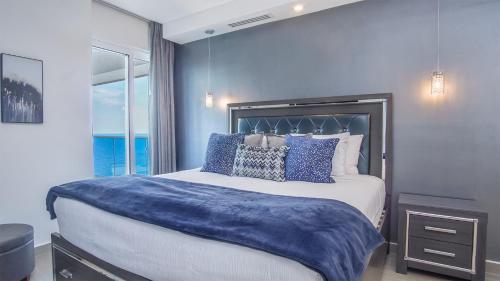 Ένα ή περισσότερα κρεβάτια σε δωμάτιο στο Waterfront Contemporary condo E2105 at Encantame