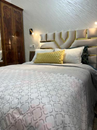 Ένα ή περισσότερα κρεβάτια σε δωμάτιο στο 2 bedrooms, living room, security, free parking, central