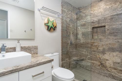 Ένα μπάνιο στο Modish 2 BR Condo at Encantame Towers Velero 2204