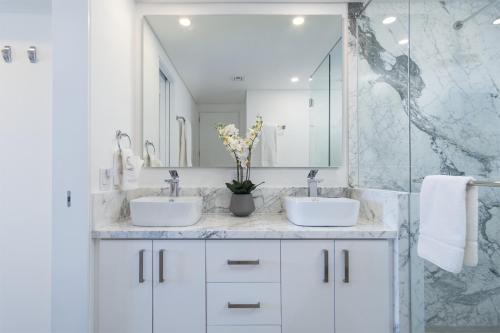 Ένα μπάνιο στο Lavish 1 bedroom Beach Front Condominium Encantame C-1603