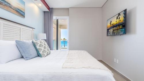 Voodi või voodid majutusasutuse Rocky Point beach Lyfe Encantame Condo Viento 205 toas