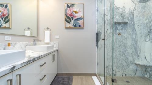 Vannituba majutusasutuses Rocky Point beach Lyfe Encantame Condo Viento 205