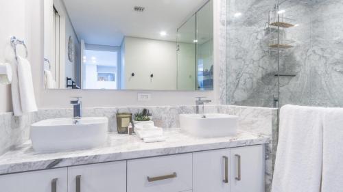 Ένα μπάνιο στο Exceptional one bedroom condominium Viento 803 - Encantame Towers