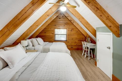 奥基乔比Lake Okeechobee Dockside Cabin with Pool Access的带2张床的阁楼客房