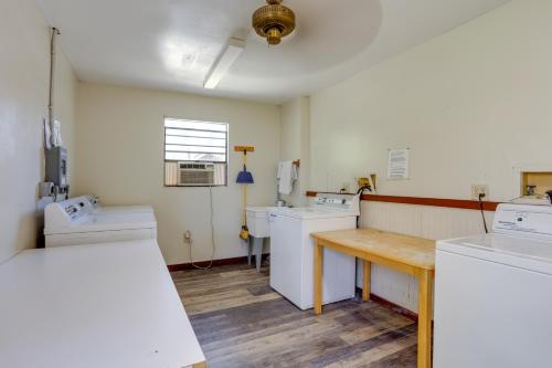 奥基乔比Lake Okeechobee Dockside Cabin with Pool Access的厨房配有白色家电和木桌