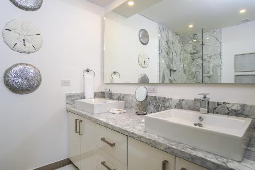 Ένα μπάνιο στο Gorgeous 2 bedroom condominium (Encantame Verano 204)