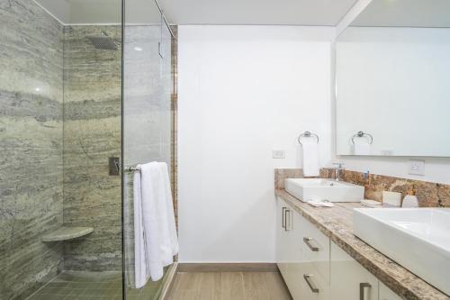 Koupelna v ubytování Breathtaking 3 bedroom condo Encantame Towers Velero 1801