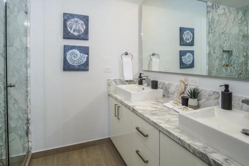 Φωτογραφία από το άλμπουμ του Relax in this modern ocean front condo Encantame E1404 σε Playa Encanto