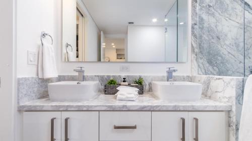 Koupelna v ubytování All About The Beach!! 1 bedroom condo at Encantame Towers W503